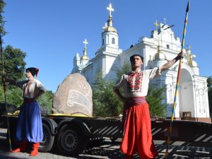 До Полтави привезли пам’ятник героям Конотопської битви (ФОТО)
