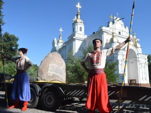 До Полтави привезли пам’ятник героям Конотопської битви (ФОТО)