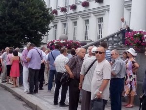 Під Полтавською міськрадою мітингують: вимагають повернути проїзд за 3 гривні (оновлено, фото)