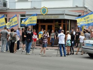 Фото: У Полтаві мітингували через скандальну сесію міськради