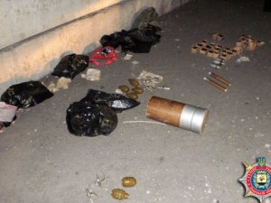 Фото: На Донеччині затримали 8 полтавських волонтерів із арсеналом зброї