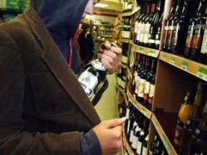 Фото: У селі на Полтавщині чоловік самотужки виніс із магазину близько 20 літрів алкоголю