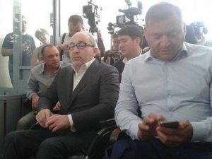 Кернес вимагає скоротити засідання, адвокати – перенести, активісти штурмують суд (ФОТО)