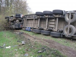 Фото: ДТП на Полтавщині: рятувальники виїздили визволяти травмованого водія з вантажівки