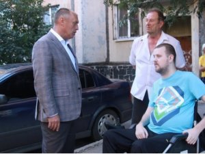 Фото: Влада Полтави 10 років будувала пандус у будинку, де живе прикутий до ліжка хлопець