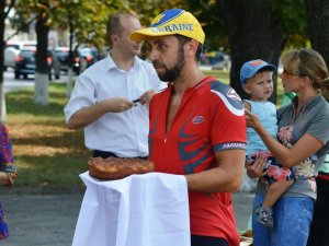 Фото: До Полтави завітали учасники благодійного велопробігу (ФОТО)