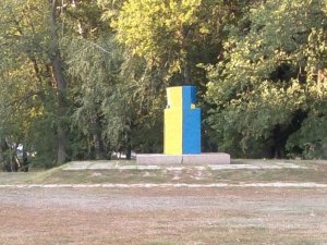 У Чутовому екс-пам’ятник Леніну пофарбували у жовто-блакитний