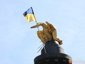 Потріпаний прапор на Монументі Слави замінили напередодні свят