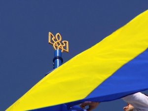 На привокзальних площах у Полтаві встановили прапори (ФОТО)
