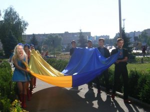 Фото: Величезні синьо-жовті прапори розгорнули в різних куточках Полтавщини (фото)