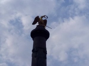 Фото: У Полтаві з орла зникли обидва прапори та транспарант (фотофакт)