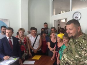 Обурені селяни і нардепи Мосійчук і Ляшко блокують підприємство «Гадячсир»