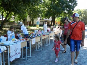 Полтавці на ярмарку можуть долучитись до плетіння гобелену для батальйону (фото)