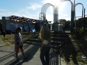 Фото: Концерт у рамках «Рок-н-болу»  полтавці споглядають поза  Співочим полем (фото)