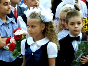 Полтавським першокласникам школи №9 вручили медалі: фоторепортаж з Дня знань