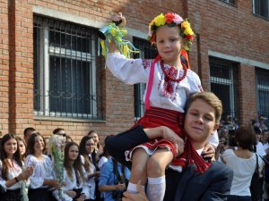 На Перший дзвоник у 17 гімназії вбралися у вишиванки (ФОТО)