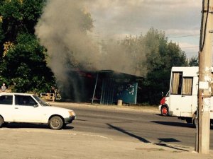 У Полтаві загорілась зупинка громадського транспорту (фото)