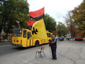 Фото: «Правий сектор» не збирається штурмувати кабінет голови Полтавської ОДА