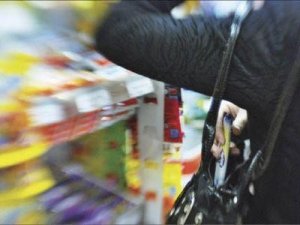 Фото: Жителька Чутового може потрапити за ґрати на 5 років за крадіжки із супермаркету
