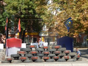 У Полтаві готуються до ще одного Майдану – під ОДА облаштували гору із шин