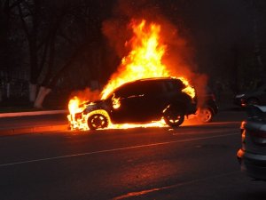 Фото: У Кременчуці розшукують особу, що підпалила авто «BMW X5»