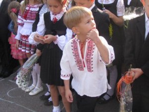 Фото: У школах Полтави продовжують давати платні уроки доброти й патріотизму