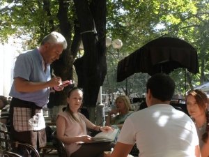 Фото: Нардеп Бублик працює офіціантом в кав’ярні (фотофакт)