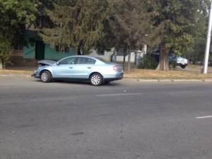 У Полтаві на узбіччі вже кілька днів стоїть розбитий автомобіль (фотофакт)