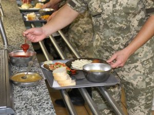 Стосовно неякісного харчування військовослужбовці можуть поскаржитись  на «Гарячу лінію»