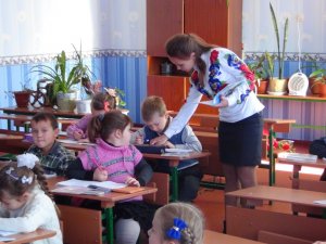 Фото: Яценюк вважає, що зарплата вчителя має залежати від результатів його роботи