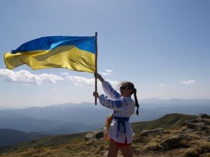 Фото: Яценюк запропонував, аби учні, студенти та держслужбовці присягали на вірність Державному прапору