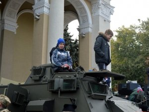 Фото: У Полтаві провели виставку бойової техніки та шикування силовиків (фото та відео)