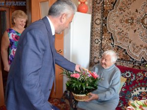 Фото: ПОКРОВА ВКРИЛА СИВИНОЮ, АЛЕ ДУША ЩЕ РВЕ ДО БОЮ!