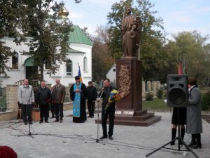 Фото: У Глобиному встановили пам’ятник захисникам України