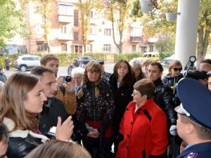 Журналісти показали міліції, як у Полтаві виборцям вручають аптечки та цукор (відео)