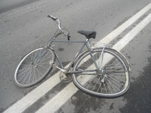 Фото: У Гребінці водій збив велосипедиста дверима автомобіля