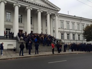 У «день тиші» в Полтаві мітингують біля міської ради (фотофакт)