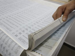 Фото: У виборчих бюлетенях у Лубнах виявили три помилки