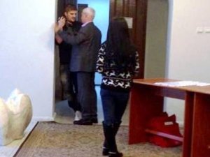 Начальник управління звернень громадян Полтавського міськвиконкому накинувся на журналіста (відео)