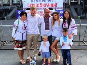 Фото: Відомий футболіст з Кременчука залучив свого сина до «п’яних пенальті» (відео)