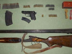 Фото: У Новосанжарському районі в чоловіка знайшли рушницю і арсенал набоїв