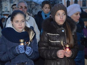 Свічки та колоски в руках – полтавці вшанували жертв Голодомору (ФОТО)