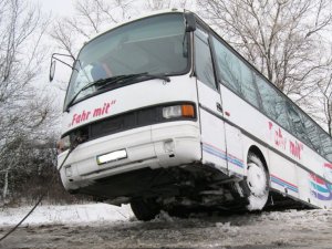 Фото: У Полтаві через негоду пасажирський автобус занесло в кювет