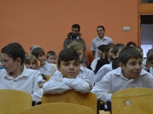 Миру й повернутись живими – побажання українським солдатам від учнів полтавської школи-інтернату (ВІДЕО)