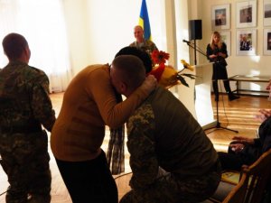 Відзнаки, спогади та сльози – у Полтаві волонтерів та військових привітали з Днем ЗСУ