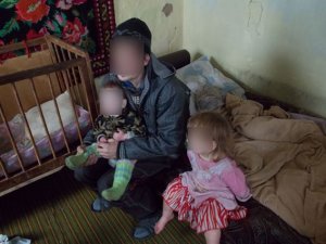 Фото: Голодні, роздягнені й зі сльозами на очах – двох таких малюків вилучили у сім’ї з Полтавщини
