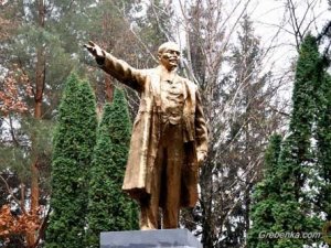 Фото: У Гребінці  демонтують пам’ятник Леніна, якого руйнували й відновлювали