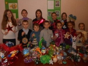 Фото: У Миргороді школярі виготовили ялинкові прикраси для захисників України
