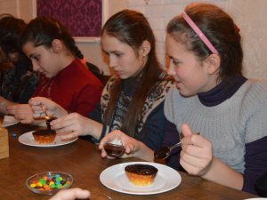 У Полтаві нечуючі діти готували сирники, які мають здійснити їхні бажання (ФОТО)