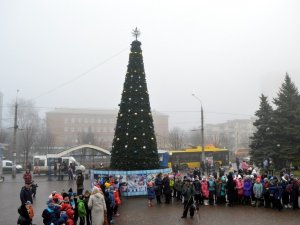 У Полтаві відкрили ялинку Київського району: думки дітей щодо прикрас новорічного дерева (відео)